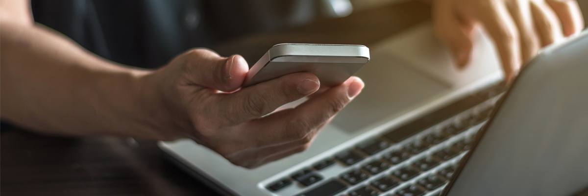 Smartphone und Laptop in Nutzung