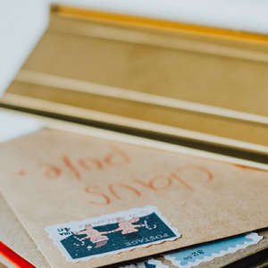 verspätete Post Briefkasten mit Briefen
