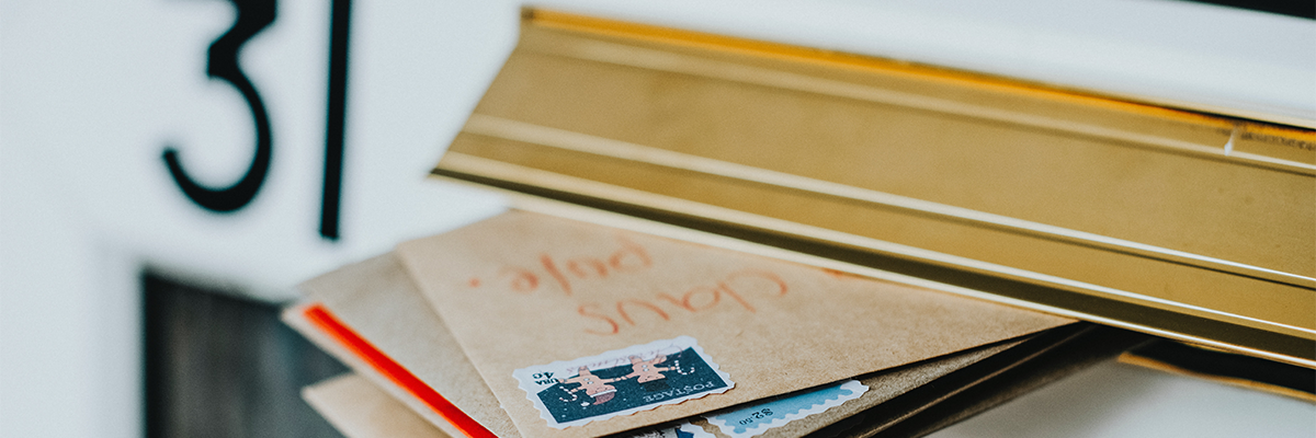 verspätete Post Briefkasten mit Briefen