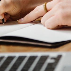 Digitales Vertragsmanagement Laptop Stift