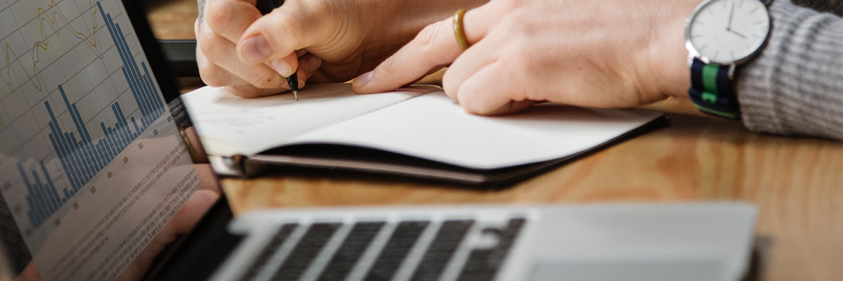 Digitales Vertragsmanagement Laptop Stift