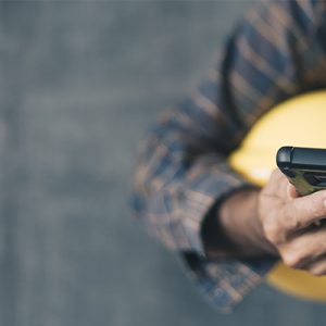 Mobile Mitarbeiterkommunikation - Mitarbeiter bedient Smartphone