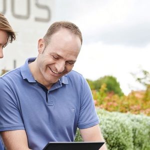 Zwei Personen mit einem Tablet am Campus d.velop