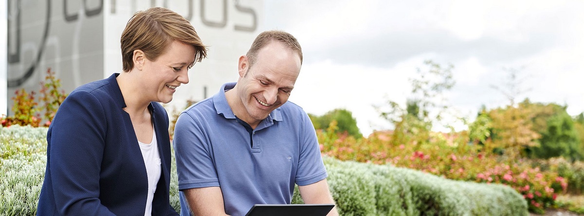 Zwei Personen mit einem Tablet am Campus d.velop