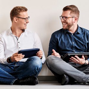 Mitarbeiter mit Laptop in der Hand