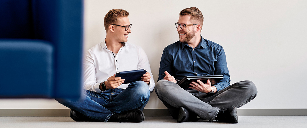 Mitarbeiter mit Laptop in der Hand