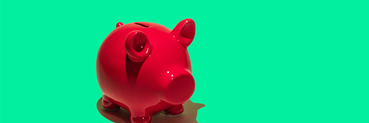 Beitragsbild MidInvest zeigt Rotes Sparschwein vor grünem Hintergrund