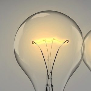 Mehrere Glühbirnen als Sinnbild für verschiede Rechnungsformare