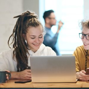 Zufriedene Mitarbeiter im Büro