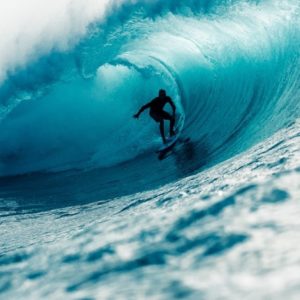 Surfer, der auf dem Meer eine Welle reitet.