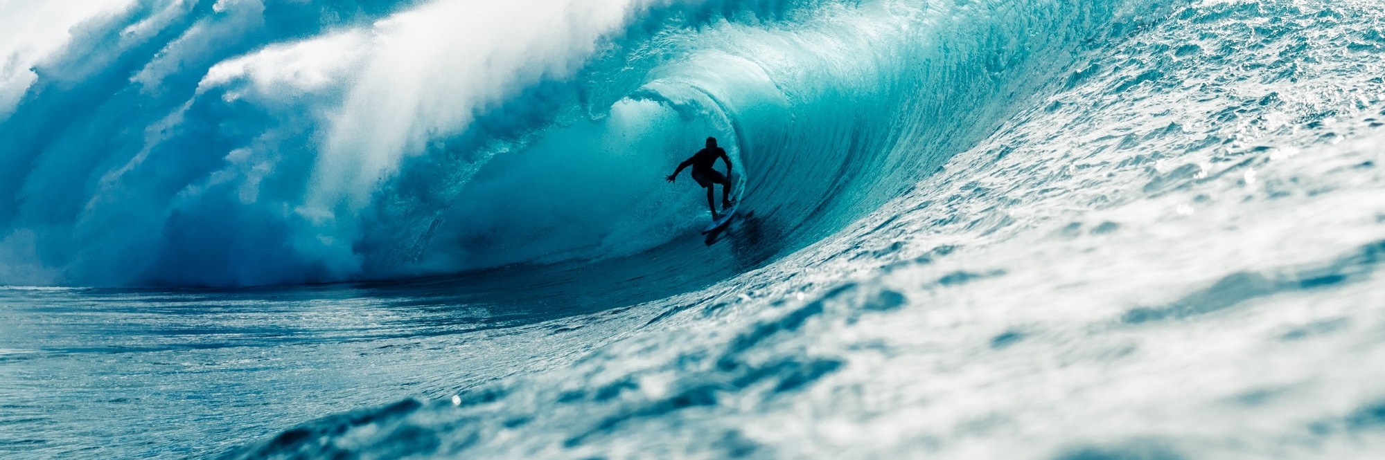 Surfer, der auf dem Meer eine Welle reitet.