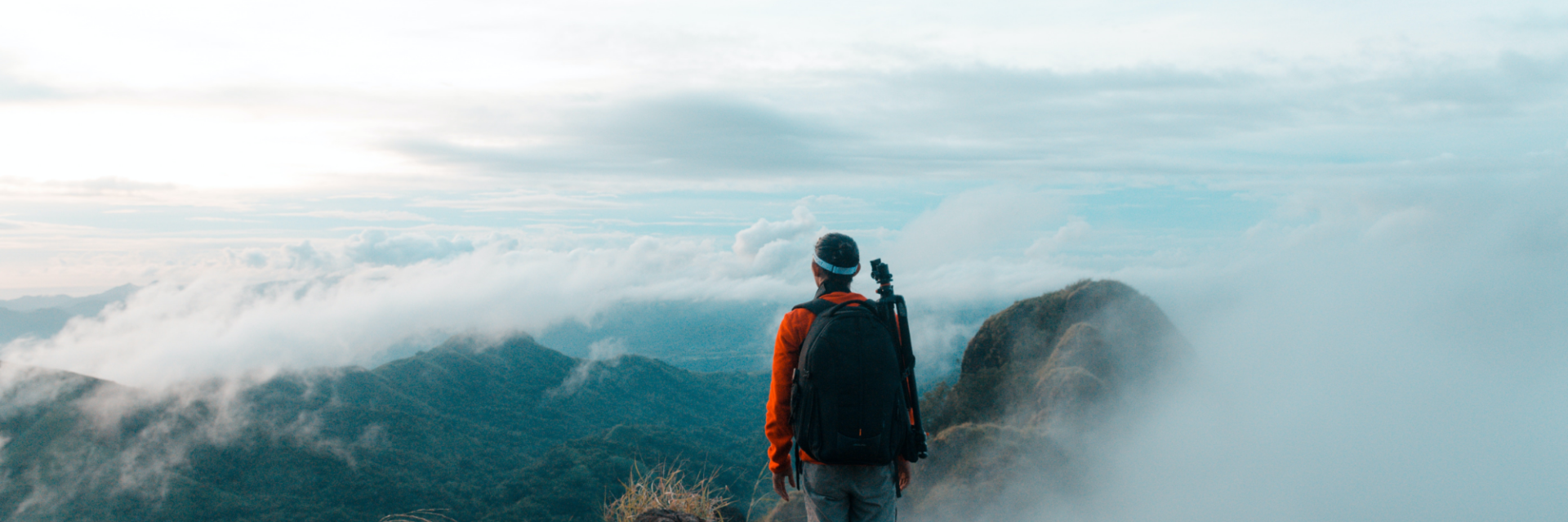 Wanderer hat Sicht auf Wolken