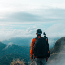 Wanderer hat Sicht auf Wolken