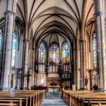 Bild einer Kirche von Innen als Beitragsbild für einen Blogartikel zur Digitalisierung der Kirche