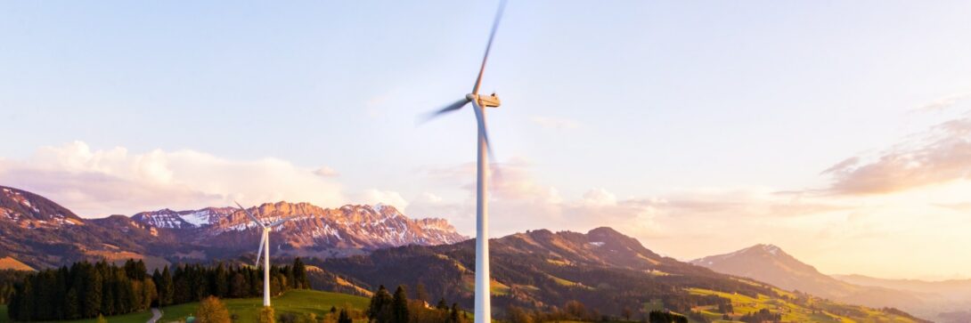 Windräder, die als Symbol für erneuerbare Energien stehen.