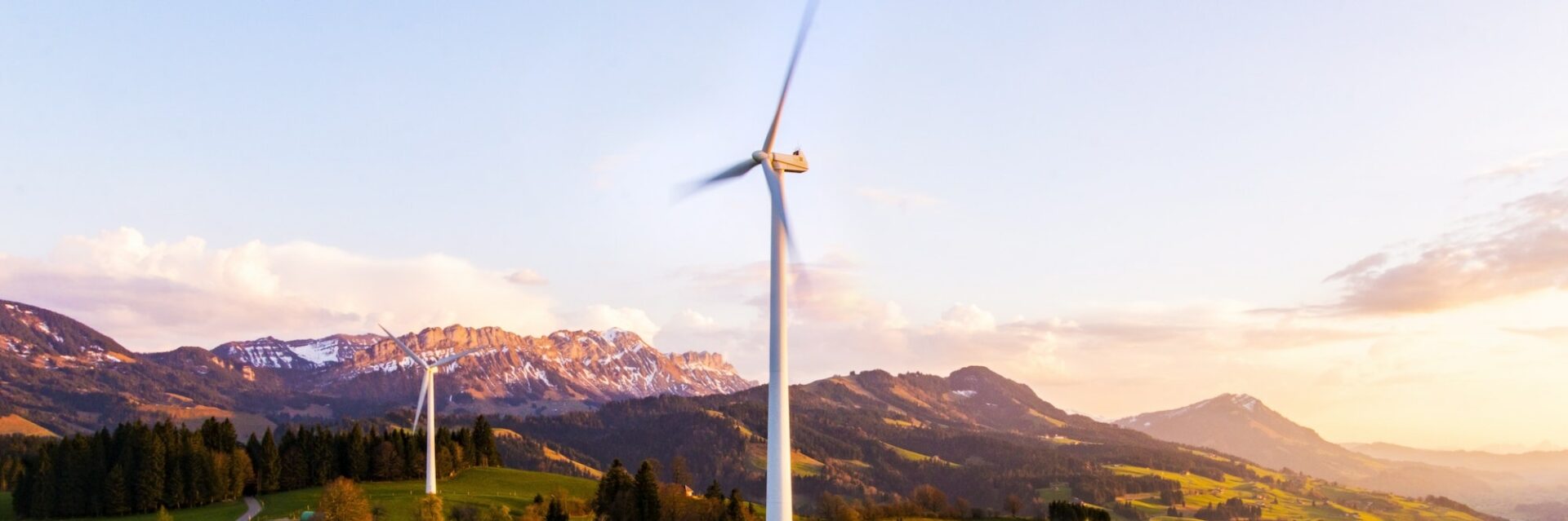 Windräder, die als Symbol für erneuerbare Energien stehen.