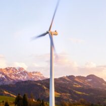 Windräder, die als Symbol für erneuerbare Energien stehen.