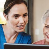 Digitalisierung soziale Einrichtung Pflegerin und Anwohnerin mit Tablet