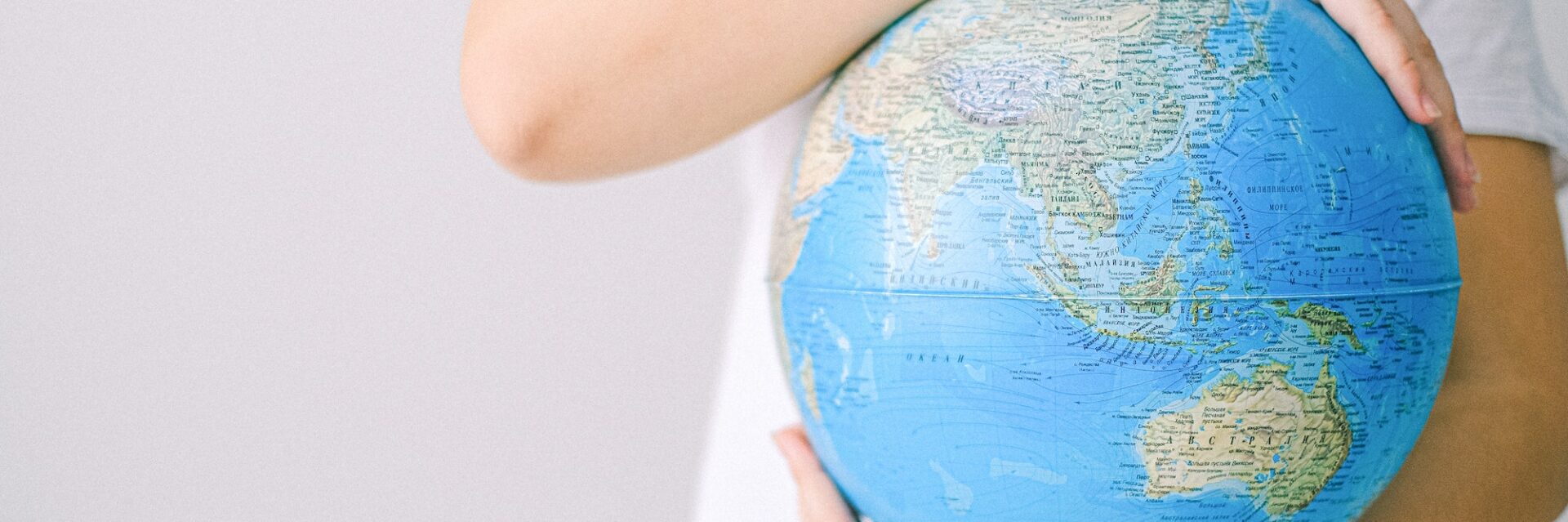 Globus, der in den Händen gehalten wird als Symbol für Nachhaltigkeit.