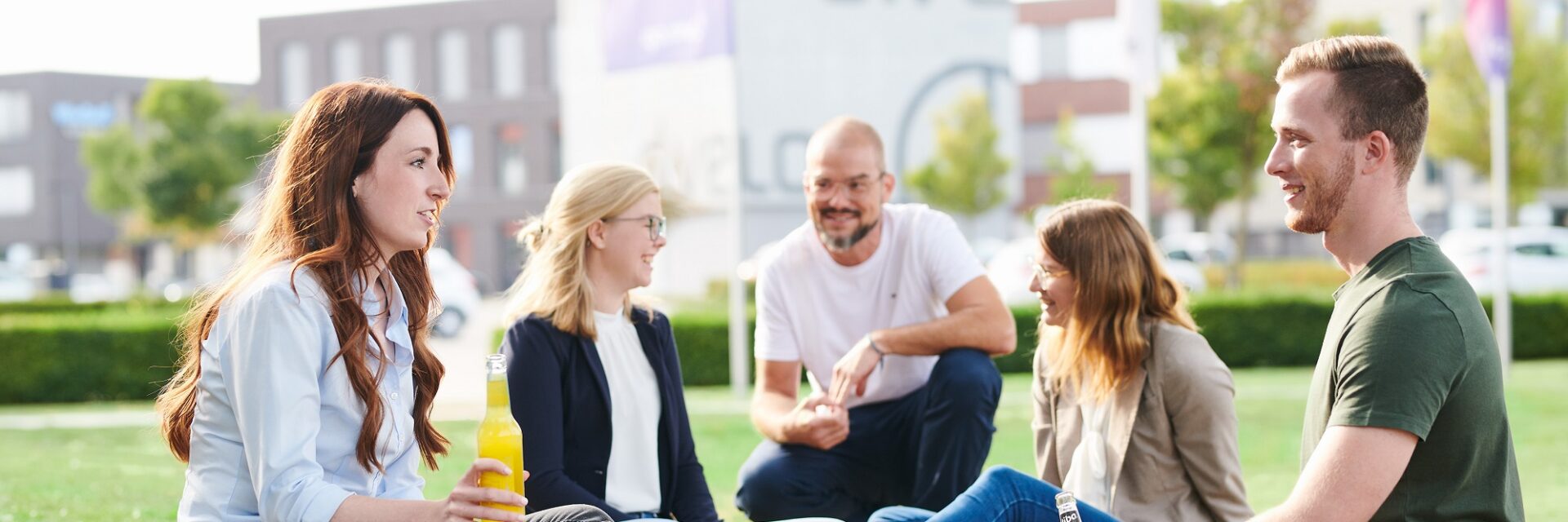 Beitragsbild Blogartikel Freigabeprozess: Mitarbeitende auf dem d.velop campus