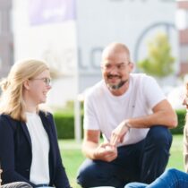 Beitragsbild Blogartikel Freigabeprozess: Mitarbeitende auf dem d.velop campus