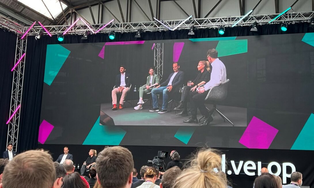 Bild zeigt Paneldiskussion auf dem d.velop forum 2023