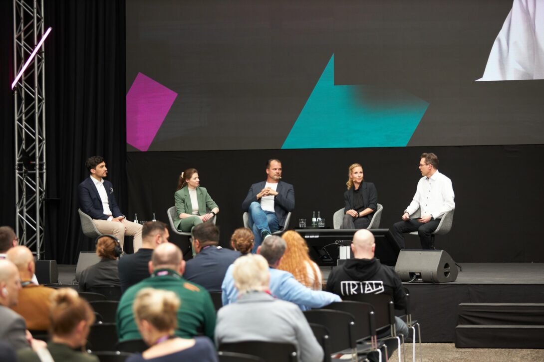 Bild zeigt Fränzi Kühne bei der Panel Diskussion auf dem d.velop forum