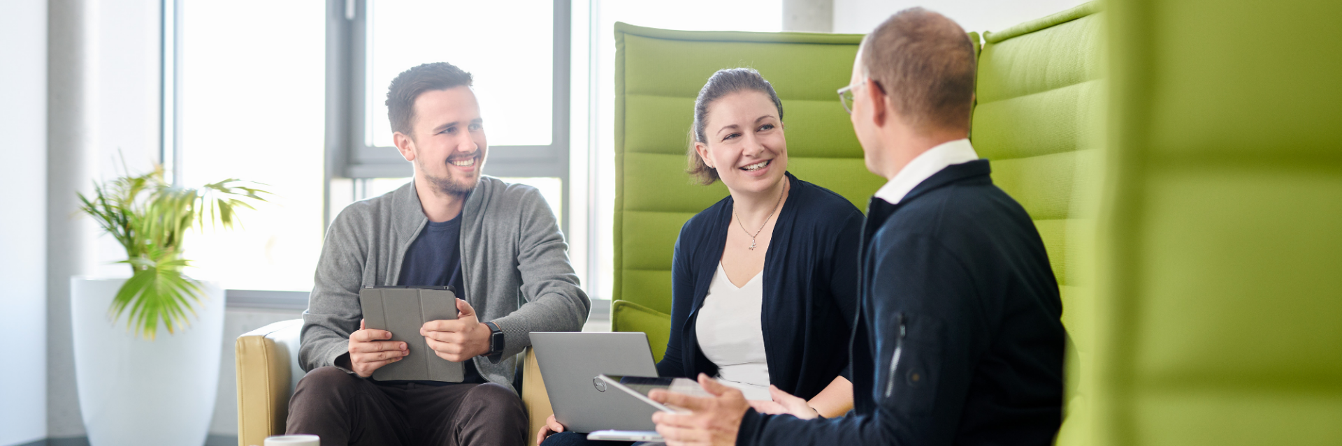 Drei Personen im Büro