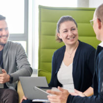 Drei Personen im Büro