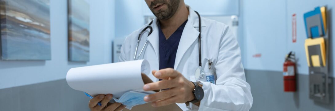 Beitragsbild zum Blogartikel: Kopie der Patientenakte anfordern. Bild zeigt Arzt mit Akte.