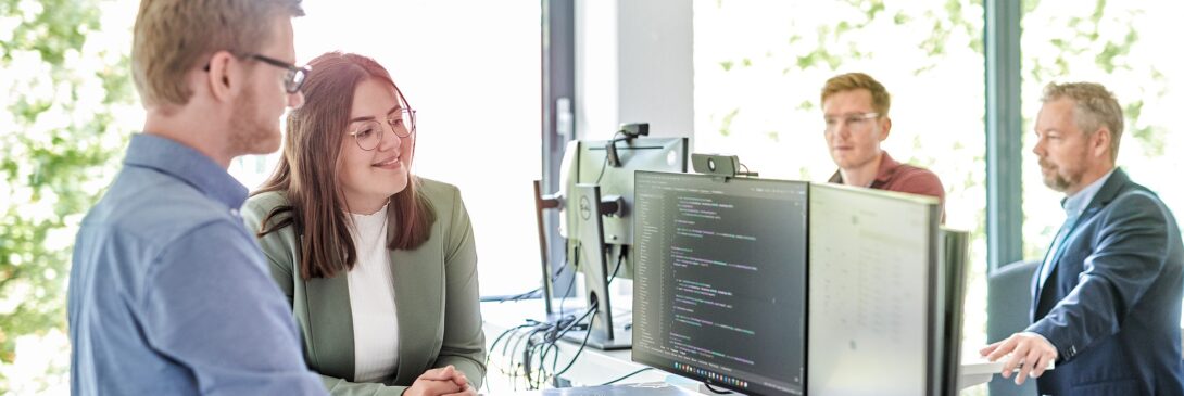 Beitragsbild zum Blogartikel digitale Souveränität. Menschen vorm PC