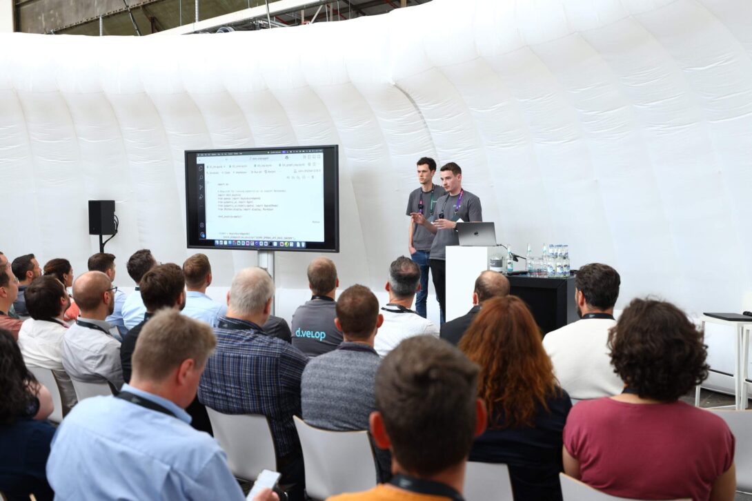 Bild zeigt Jan Föcking und Lars Feßen-Fallsehr im Tech Lab auf dem d.velop summit 2025