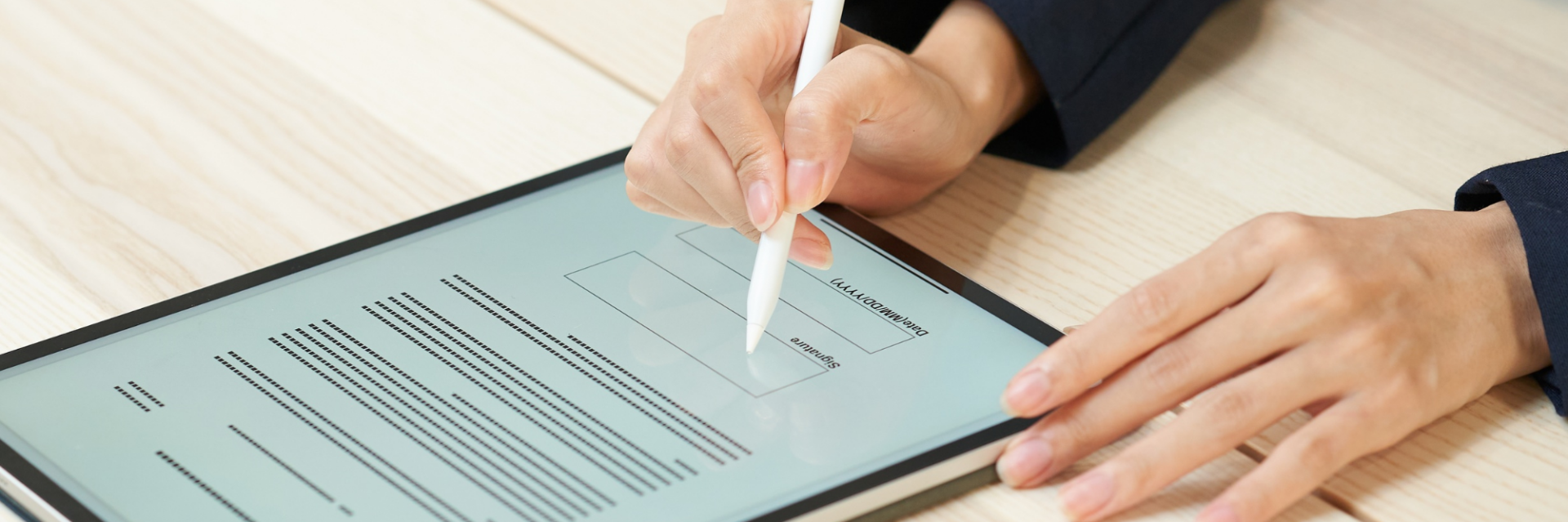 Digitale Unterschrift auf einem Tablet: Kündigung digital unterschreiben mit elektronischer Signatur