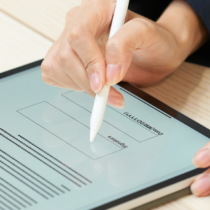 Digitale Unterschrift auf einem Tablet: Kündigung digital unterschreiben mit elektronischer Signatur