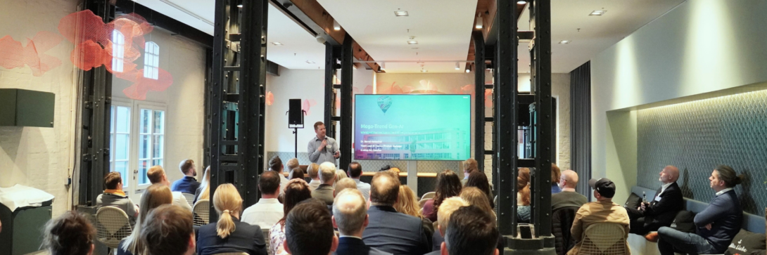 Keynote-Vortrag bei der d.velop Discovery Tour 2025 mit zahlreichen Teilnehmenden in moderner Eventlocation – Austausch zu Digitalisierung und Innovation