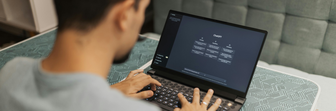 Person nutzt einen Laptop mit geöffneter ChatGPT-Oberfläche – Beispiel für KI-gestützte Informationsverarbeitung und den Einsatz von Sprachmodellen im Arbeitsalltag.