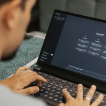 Person nutzt einen Laptop mit geöffneter ChatGPT-Oberfläche – Beispiel für KI-gestützte Informationsverarbeitung und den Einsatz von Sprachmodellen im Arbeitsalltag.