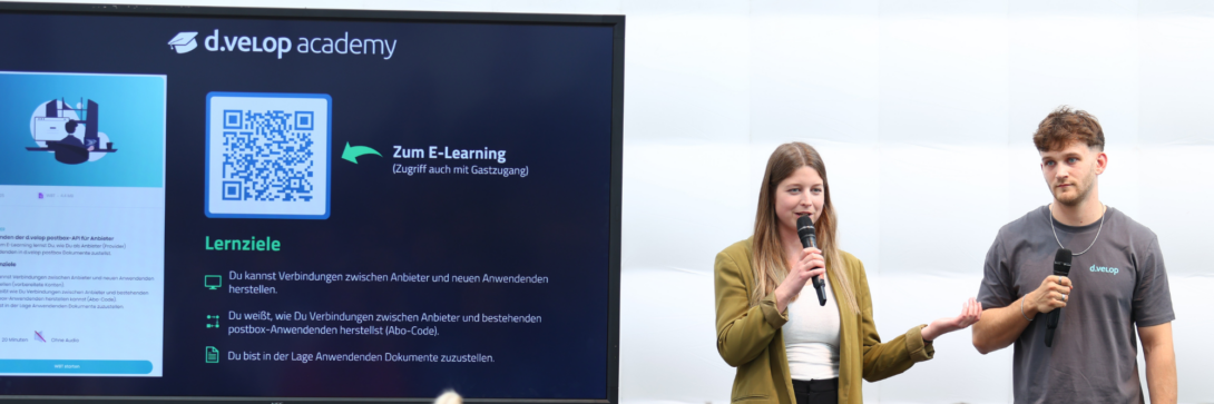 Foto aus der d.velop academy: Vortrag über E-Learning mit QR-Code und Lernzielen, präsentiert von zwei Mitarbeitenden