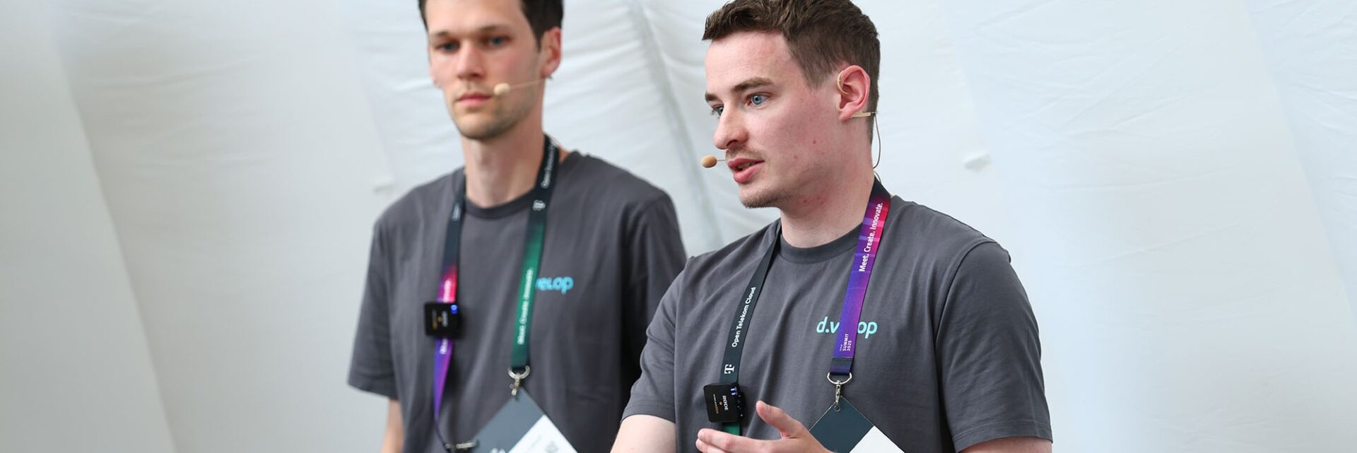 Beitragsbild Blogartikel KI Trend 2026, das Jan Föcking und einen Kollegen zeigt.