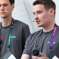 Beitragsbild Blogartikel KI Trend 2026, das Jan Föcking und einen Kollegen zeigt.