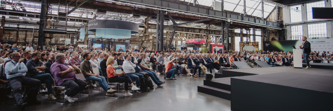 Teilnehmende verfolgen einen Vortrag auf der Main Stage beim d.velop SUMMIT 2026 in Düsseldorf