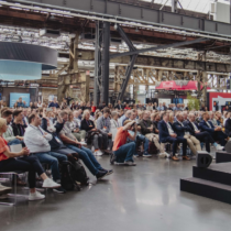 Teilnehmende verfolgen einen Vortrag auf der Main Stage beim d.velop SUMMIT 2026 in Düsseldorf