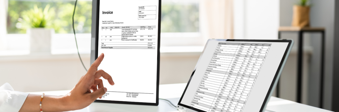 Beitragsbild zum Thema E Rechnung validieren mit digitaler Rechnung auf zwei Bildschirmen im Büro