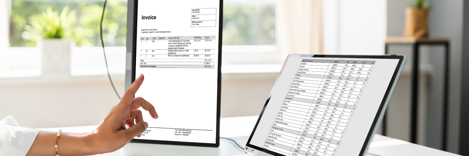 Beitragsbild zum Thema E Rechnung validieren mit digitaler Rechnung auf zwei Bildschirmen im Büro