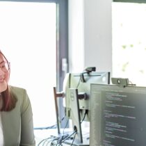 Zwei Mitarbeitende der d.velop AG stehen gemeinsam am Schreibtisch und tauschen sich über die Learnings der AI Week aus.