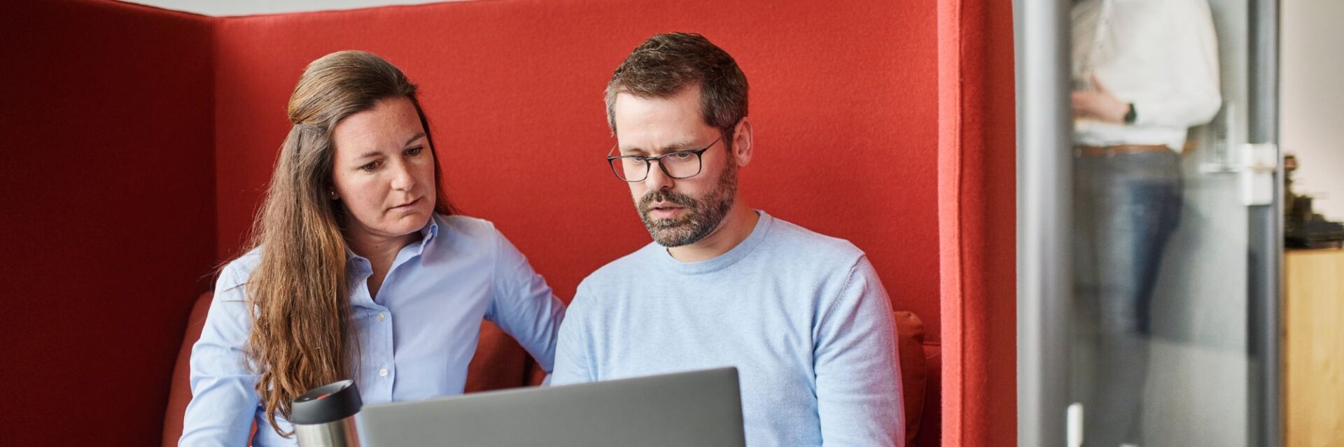 Zwei Mitarbeiter in einer Gesprächssituation im Onboarding-Prozess