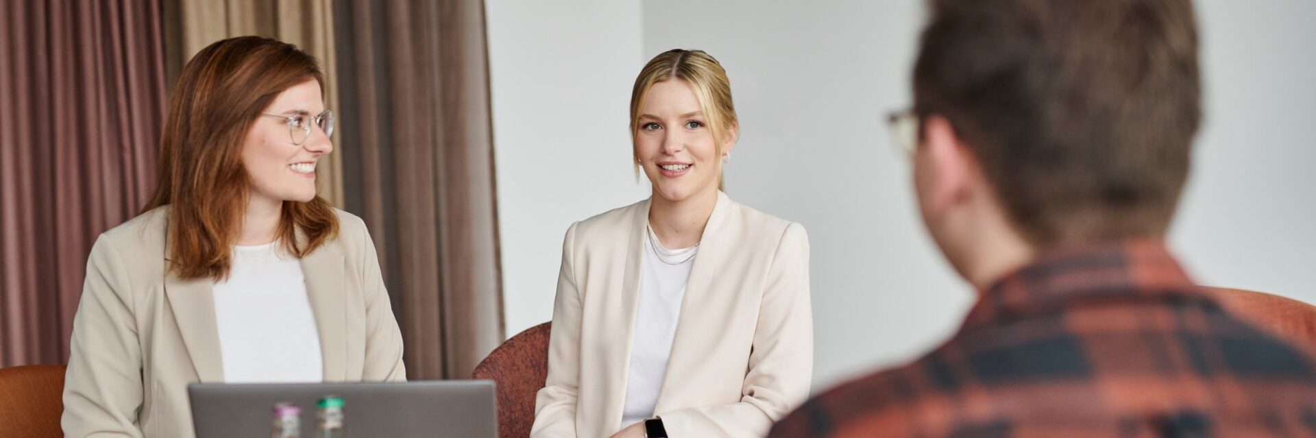 Gesprächssituation im Mitarbeiter-Onboarding-Prozess zwischen drei Personen