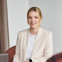 Gesprächssituation im Mitarbeiter-Onboarding-Prozess zwischen drei Personen