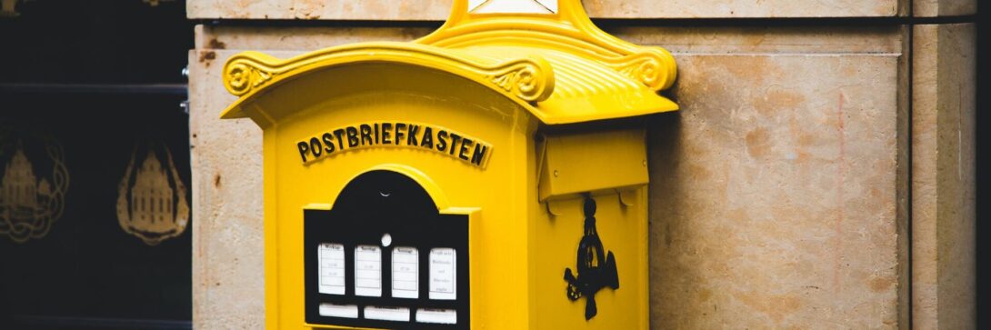 Alter gelber Briefkasten