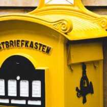 Alter gelber Briefkasten